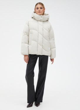 Женский светлый пуховик с капюшоном