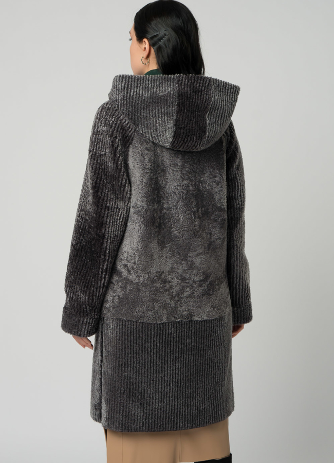 Шуба из овчины в темно-сером цвете с капюшоном модель № 21978 в кредит