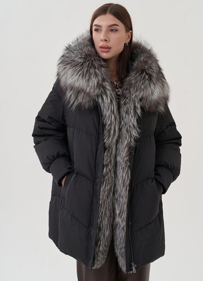 Женский пуховик черного цвета с меховой отделкой модель № 25367 в кредит