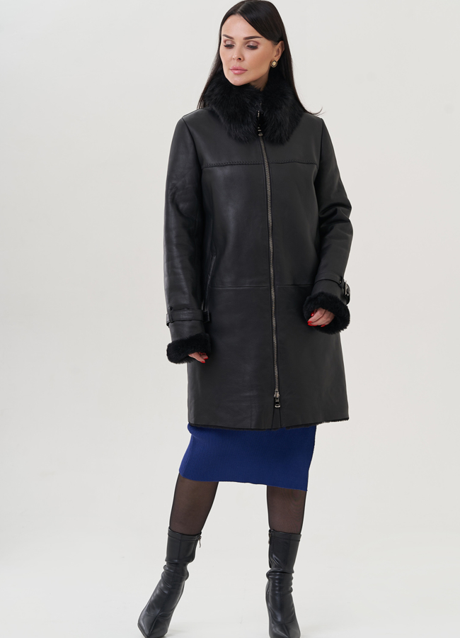 Женская дубленка черного цвета  модель № 25628 меха малина