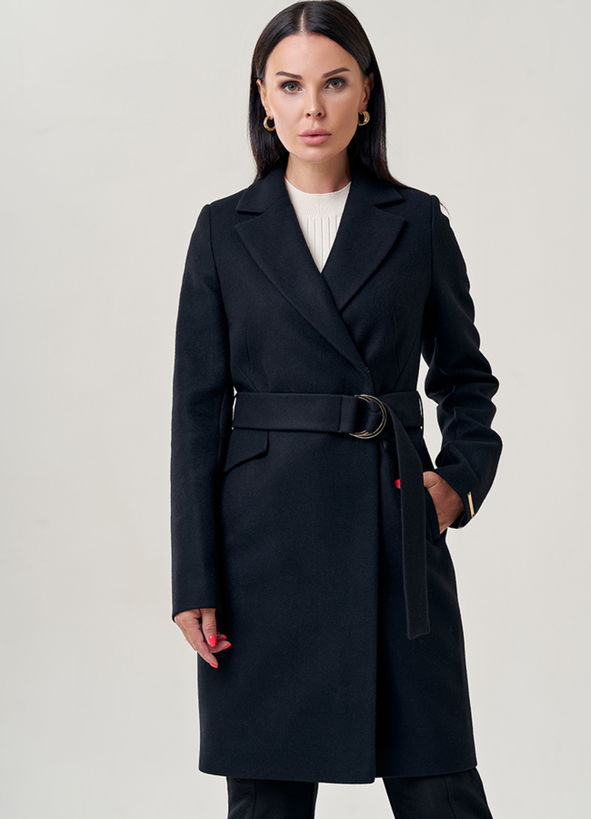 Приталенное женское пальто в черном цвете модель № 22952 меха малина