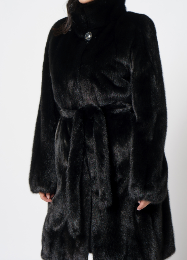 Шуба из норки с воротником стойкой черного цвета модель № 60173 универмаг малина
