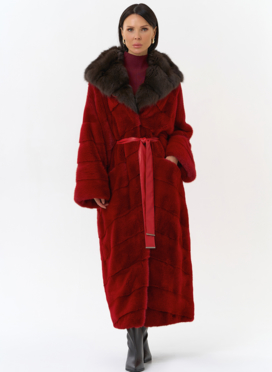 Красная норковая шуба с капюшоном из меха куницы