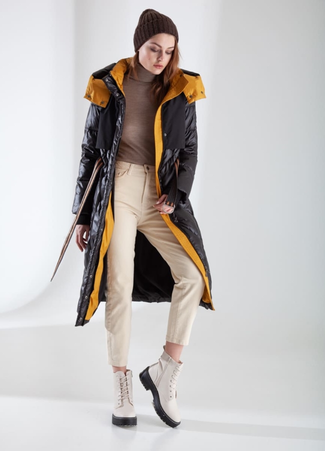 Пуховик черного цвета с капюшоном, с кокеткой модель № 537 в рассрочку