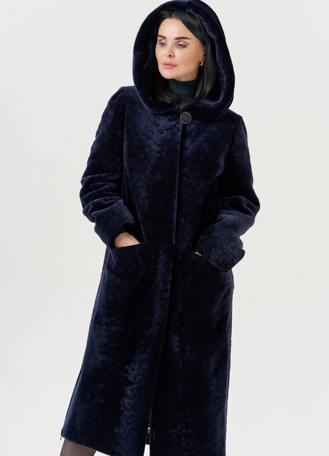 Шуба из овчины синего цвета с капюшоном  модель № 79632 универмаг малина