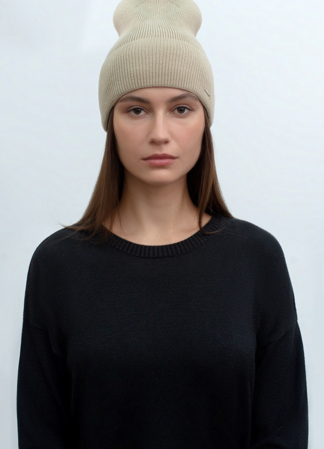 Демисезонная шапка  в бежевом цвете модель № 12304 меха малина