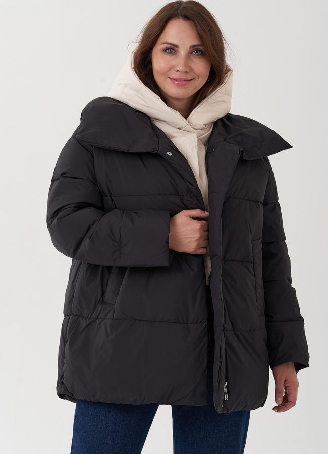 Женский пуховик с капюшоном черного цвета  модель № 25566 меха малина