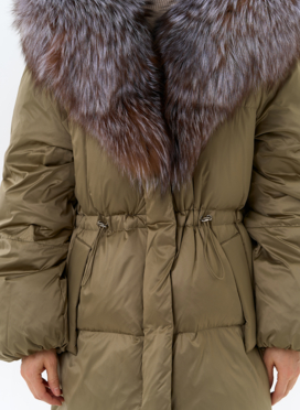 Женский пуховик с капюшоном из меха блюфрост