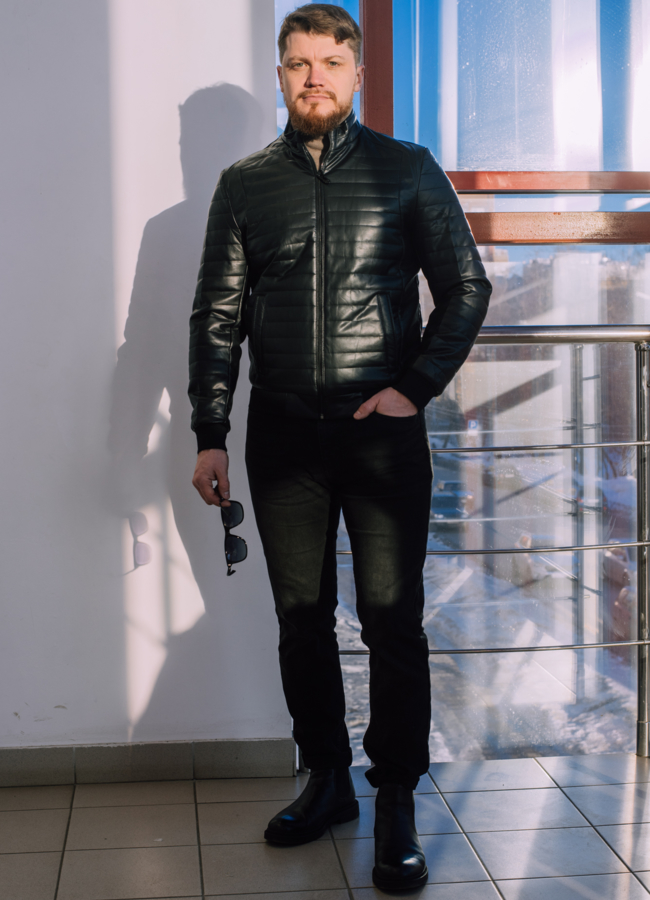 Куртка бомбер черного цвета на молнии  модель № 22541 меха малина