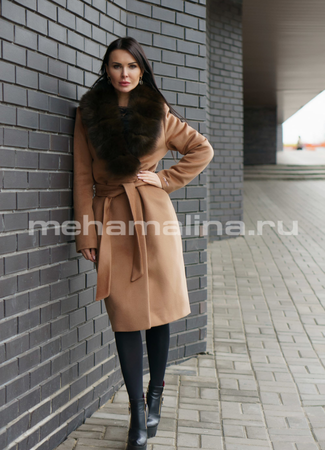 Зимнее пальто с английским воротником, цвет сафари модель № 04 меха малина