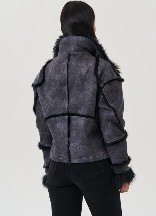 Женская куртка серого цвета с воротником из меха козлика модель № 25542 в кредит