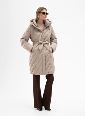Женский пуховик бежевого цвета с капюшоном