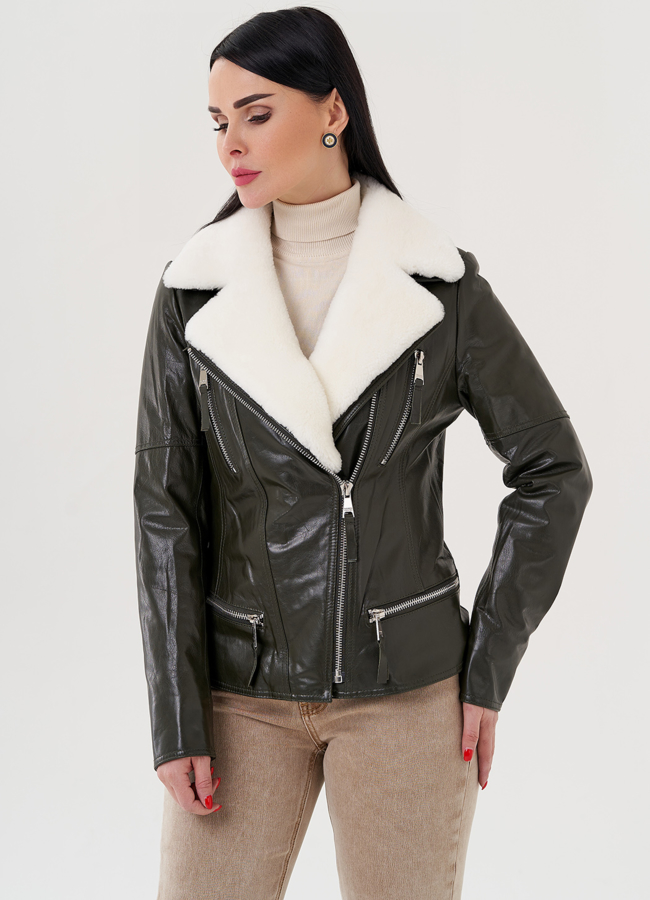 Зеленая куртка из кожи с мехом белого цвета модель № 24256 универмаг малина