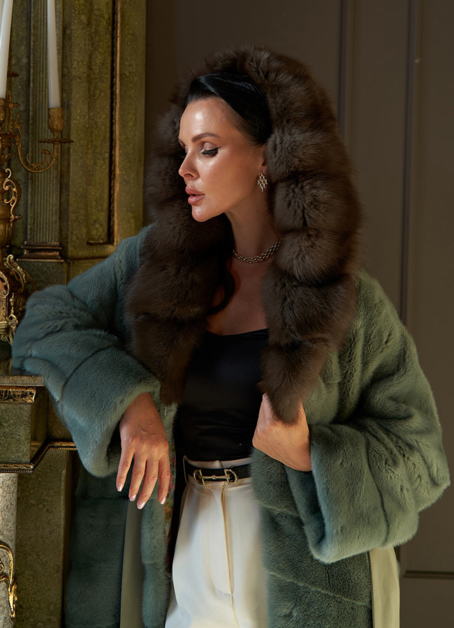 Норковая шуба с капюшоном из меха куницы модель № 27848 меха малина