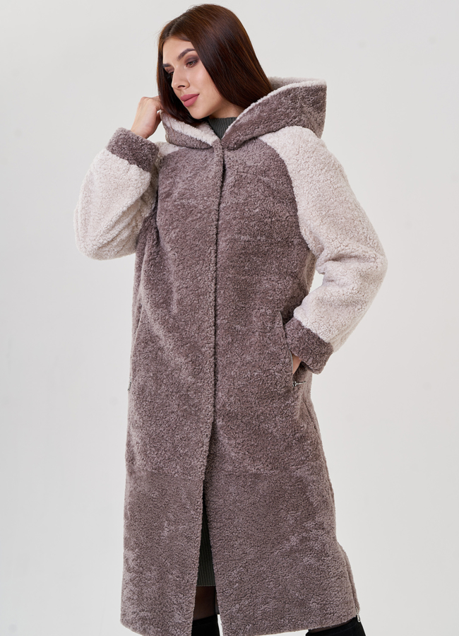 фото Шуба из овчины в бежевом цвете с капюшоном  модель № 23211