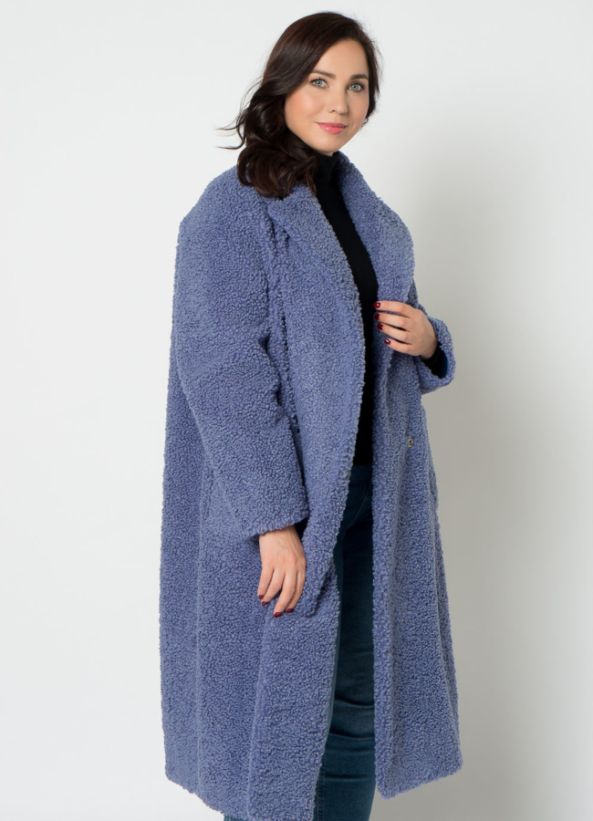 Пальто из эко меха синего цвета с английским воротником модель № 19434 универмаг малина
