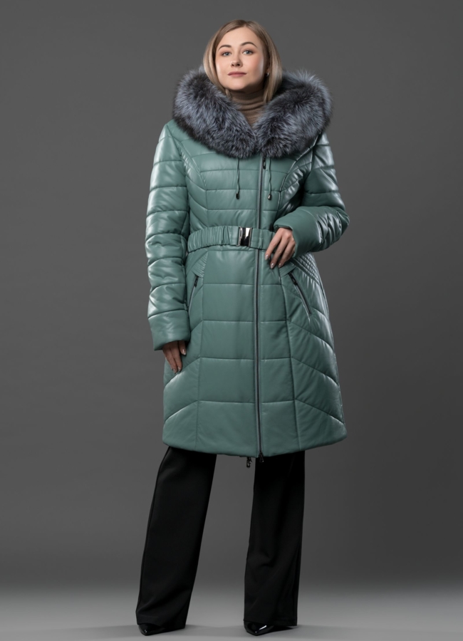 Пуховик приталенный на молнии с капюшоном модель № 1919 меха малина