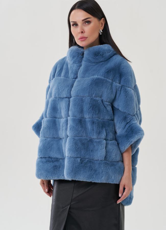 фото Укороченная шуба голубого цвета из меха кролика модель № 25319