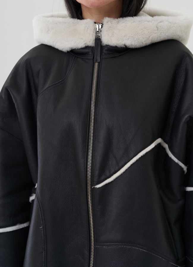 Короткая дубленка черного цвета с капюшоном модель № 25292 универмаг малина