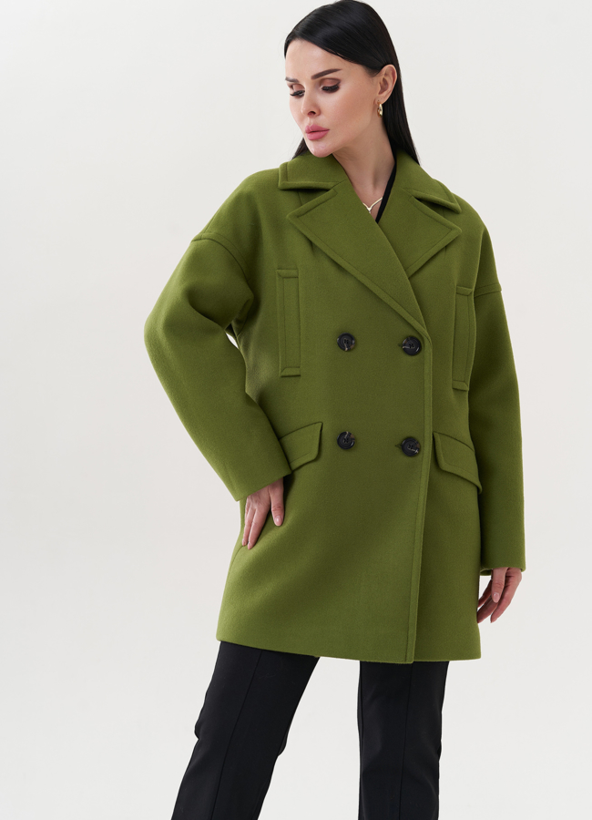 Двубортное пальто зеленого цвета модель № 26782 меха малина