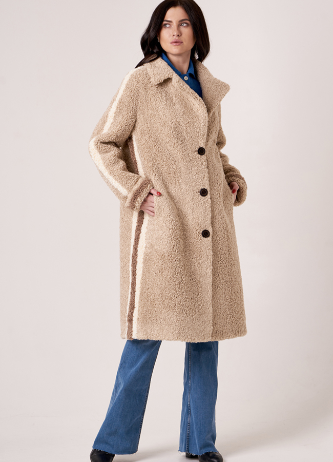 Шуба из шерсти бежевого цвета  модель № 10223 меха малина