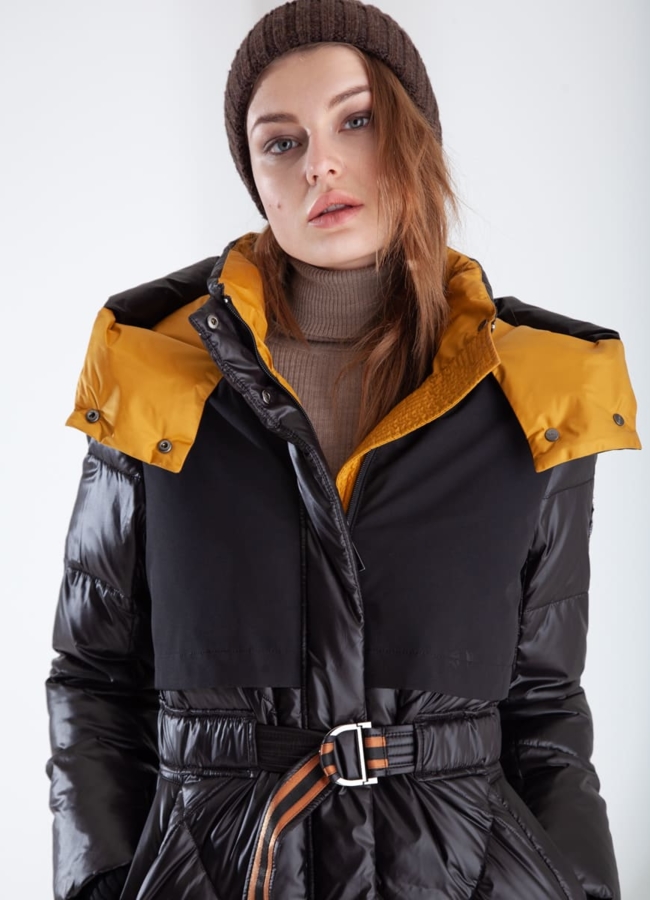 Пуховик черного цвета с капюшоном, с кокеткой модель № 537 в кредит