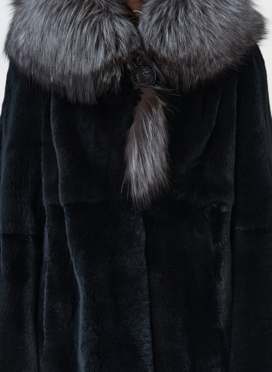 Шуба из меха кролика с капюшоном из чернобурки Шуба из меха кролика с капюшоном из чернобурки