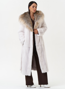 Женская шуба из меха норки с капюшоном из меха рыси