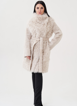 Женская дубленка бежевого цвета 