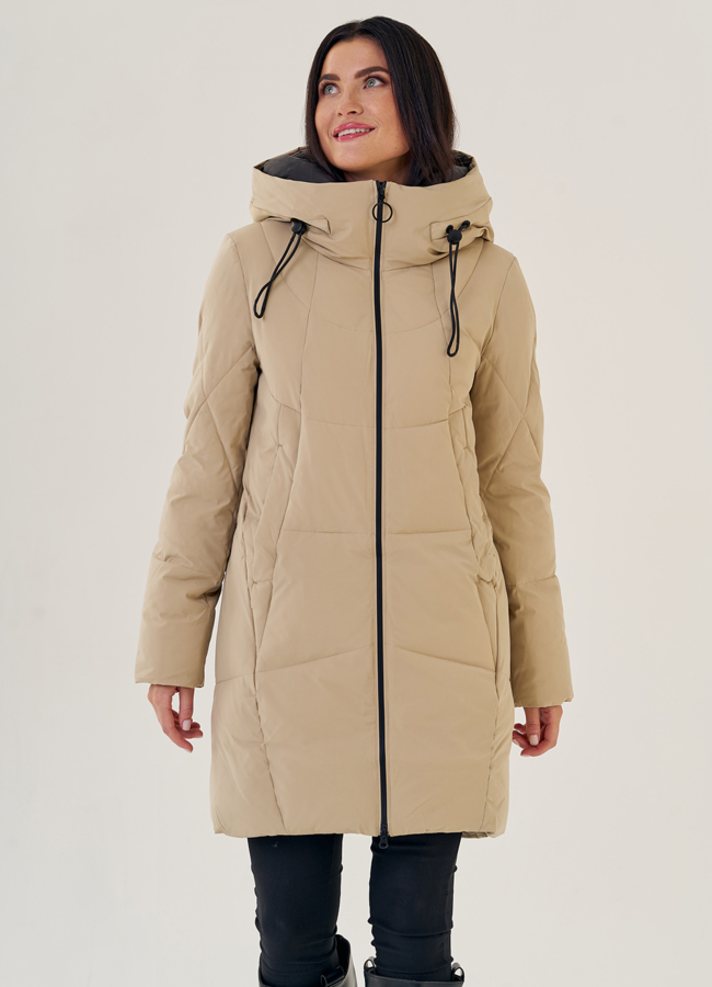 Женский пуховик с капюшоном бежевого цвета  модель № 3316 в рассрочку