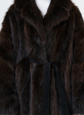 Шуба из меха енота с английским воротником Шуба из меха енота с английским воротником