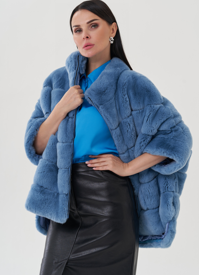 Укороченная шуба голубого цвета из меха кролика модель № 25319 универмаг малина