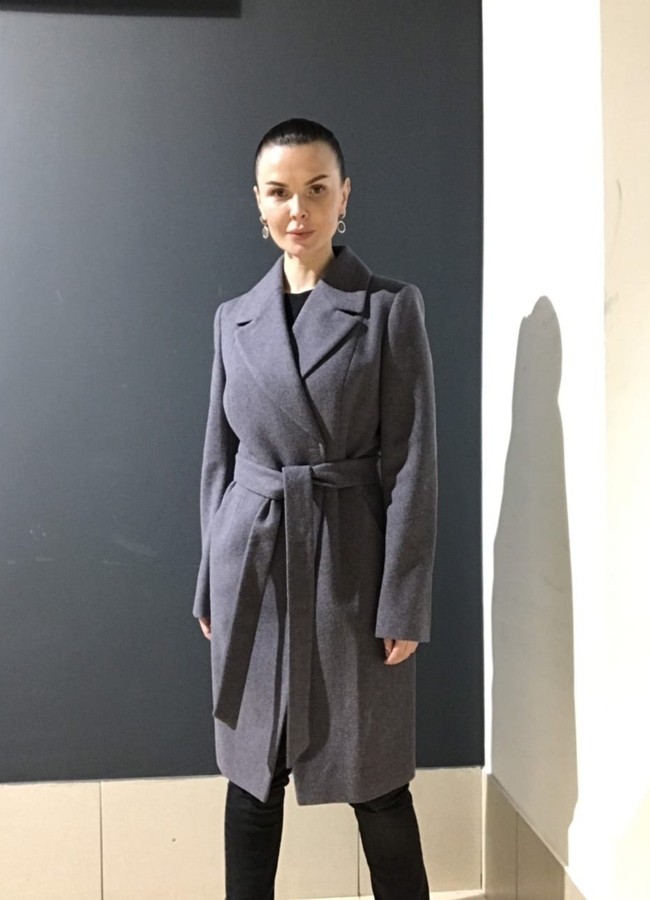 Приталенное женское пальто модель № 2584 меха малина