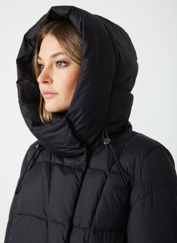 Женский пуховик черного цвета с капюшоном