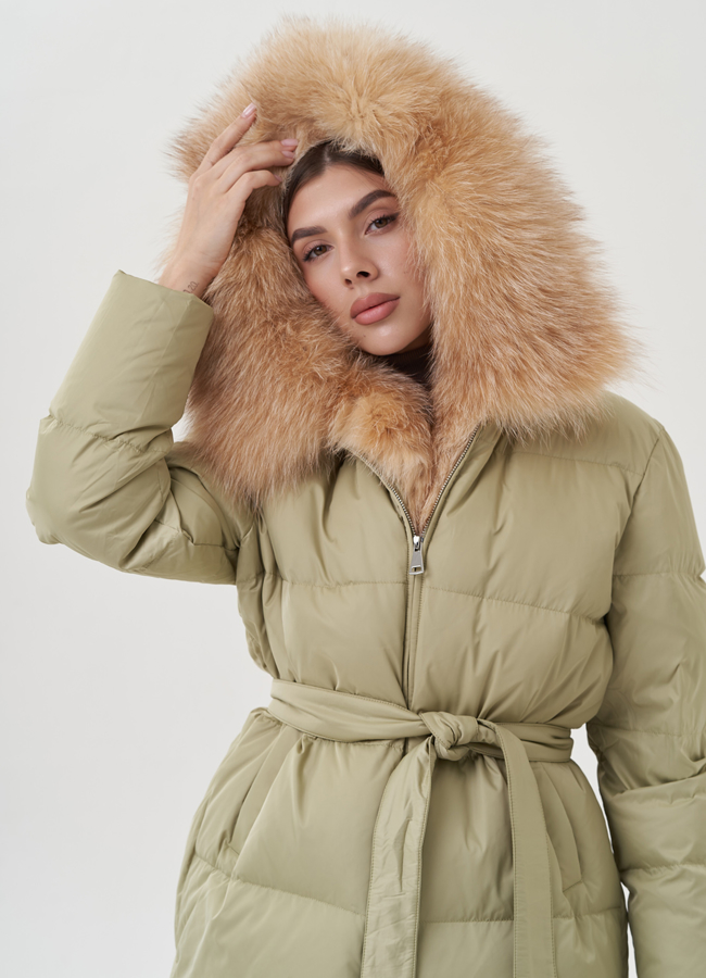 Пуховик с отделкой капюшона из меха лисы модель № 25368 универмаг малина