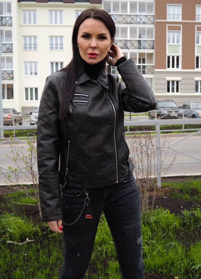 Куртка из эко кожи черного цвета  модель № 1307 меха малина