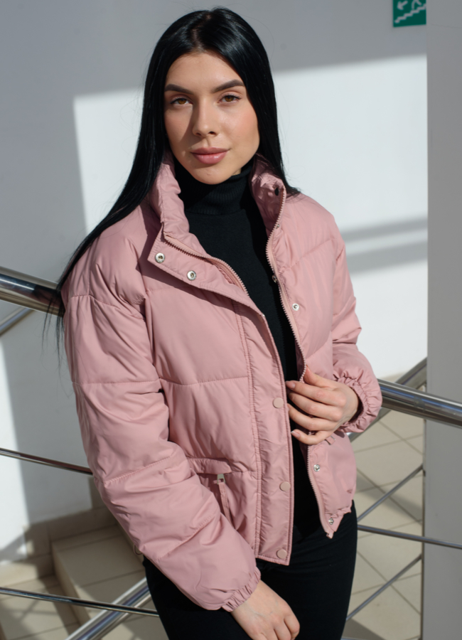 Женская куртка розового цвета  модель № 22567 в рассрочку