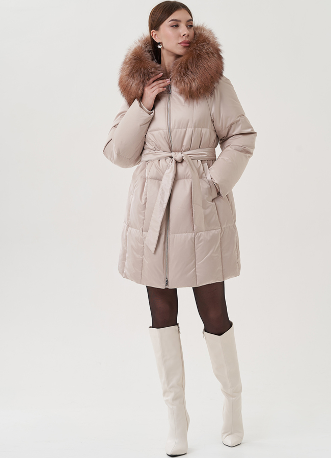 Пуховик бежевого цвета с отделкой капюшона модель № 25370 универмаг малина