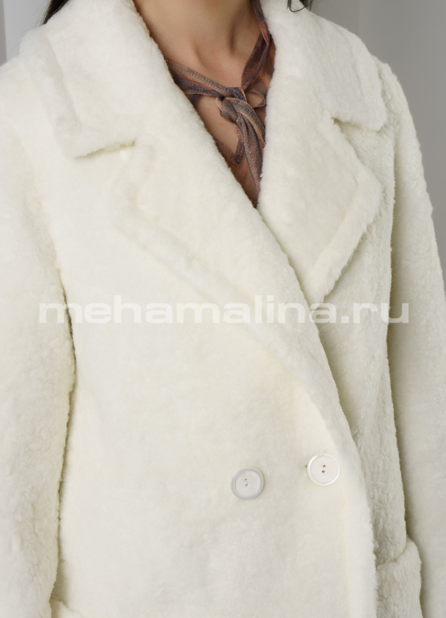 Белое меховое пальто с английским воротником и накладными карманами  модель № 18441 универмаг малина