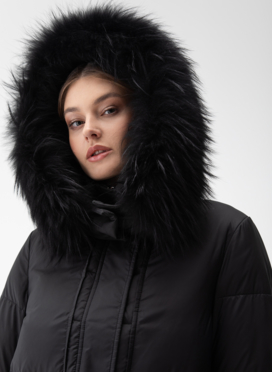 Женский пуховик с капюшоном из енота