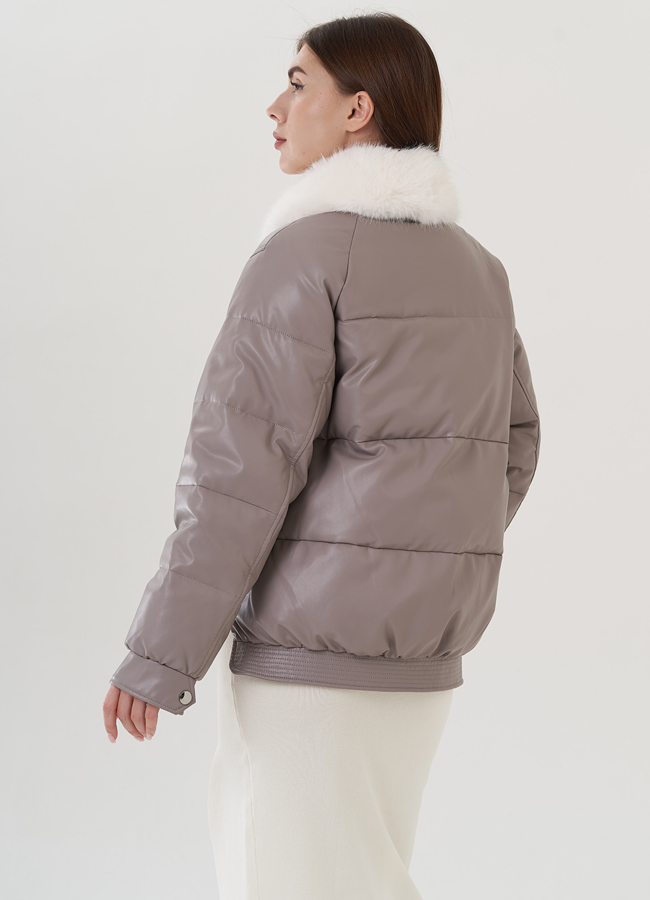 Куртка бежевого цвета с воротником из эко меха модель № 24866 в кредит