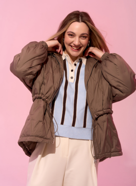 Женская куртка в коричневом цвете с капюшоном