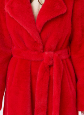 Женское пальто из эко меха с декоративными молниями