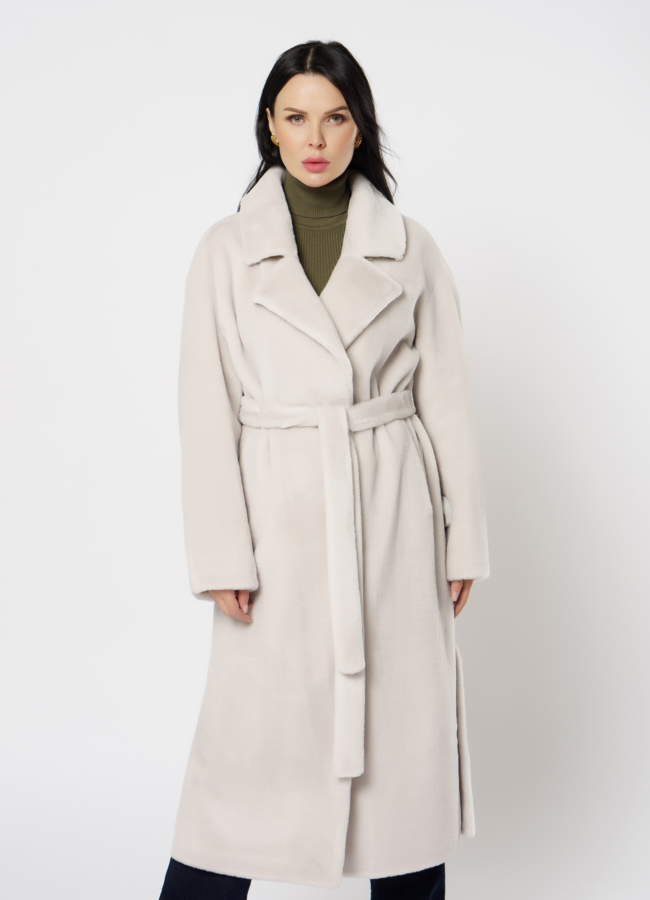 Пальто из эко меха в бежевом цвете с поясом модель № 21549 меха малина