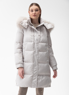 Женский пуховик с капюшоном из енота