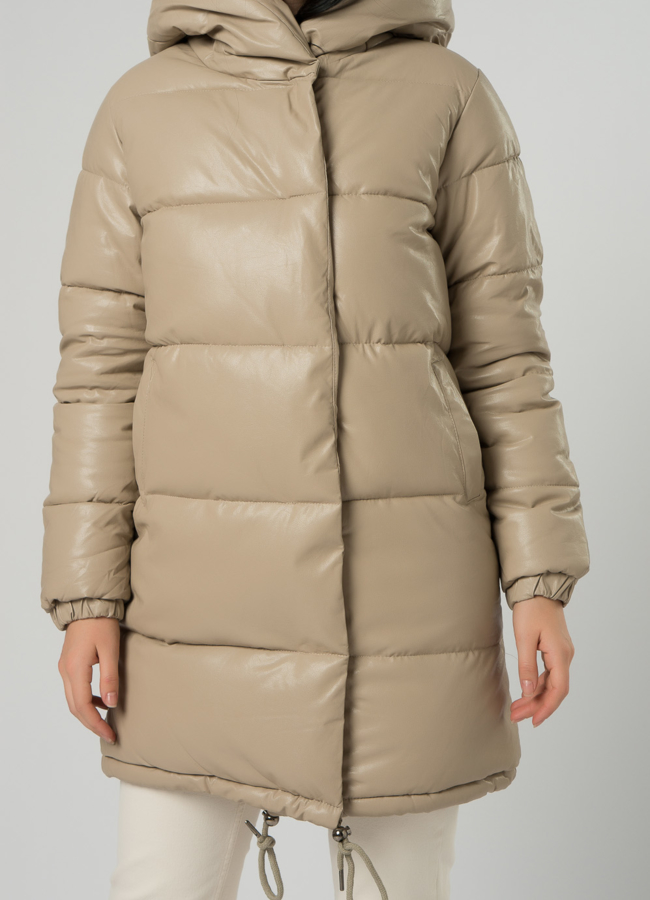 Светлый пуховик из эко кожи модель № 75374 в рассрочку
