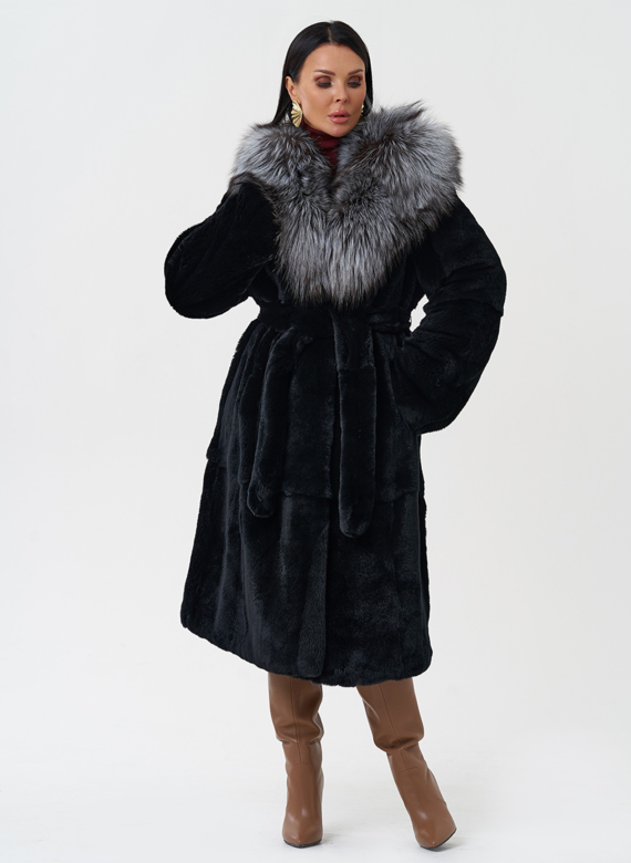 Шуба из меха кролика с капюшоном из чернобурки