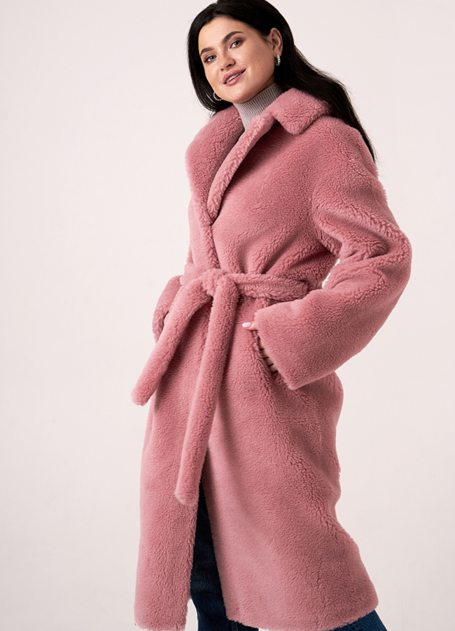 фото Шуба из эко меха розового цвета на поясе модель № 18433