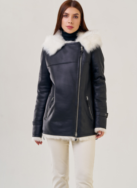 Укороченная женская дубленка с капюшоном