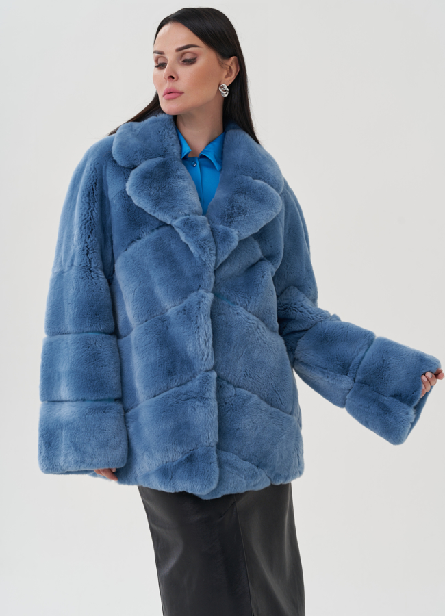 Шуба голубого цвета из меха кролика модель № 25322 меха малина